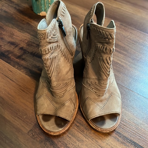 Vince Camuto Karinta Tan Neutral Aztec Open Toe Heels - Picture 2 of 11